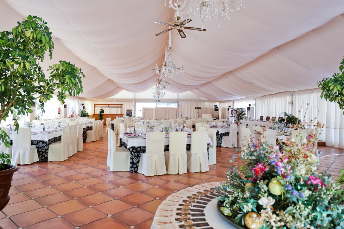 Banquete de boda en la carpa de Finca El Vivero